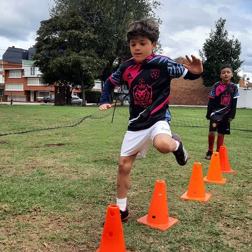 ejercicios de velocidad en escuela de fútbol en Bogotá